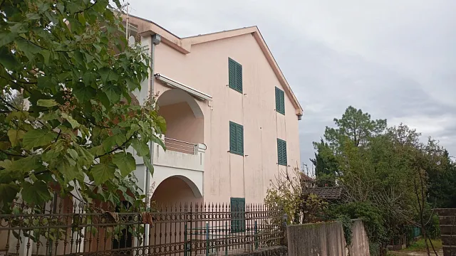 Family three-story house 330 m² for permanent residence, 100 m from Tivat Bay